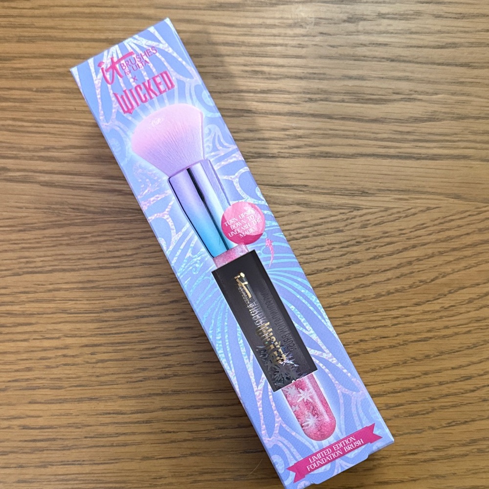 IT Cosmetics Wicked Brush Duo with Pink and Green Bristles - Picture 3 of 3